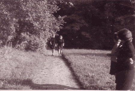 Jarná prechádzka začiatkom storočia vo Veľkom parku