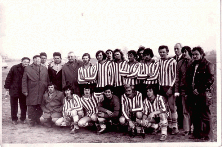 Fotka z roku 1973 Horný rad zľava: Múri Béla, Valentin Mihál, Machán Jozsef, Kiss Gyula, Straňovský Lajos, Krajčovič Jozsef, Sándor Tibor, Peller Lajos, Mozes Sándor, Horváth Rudolf, Machán Gyrögy, Bartoš Mihály, Szekeres Sándor, Koller Szilvester, Perger